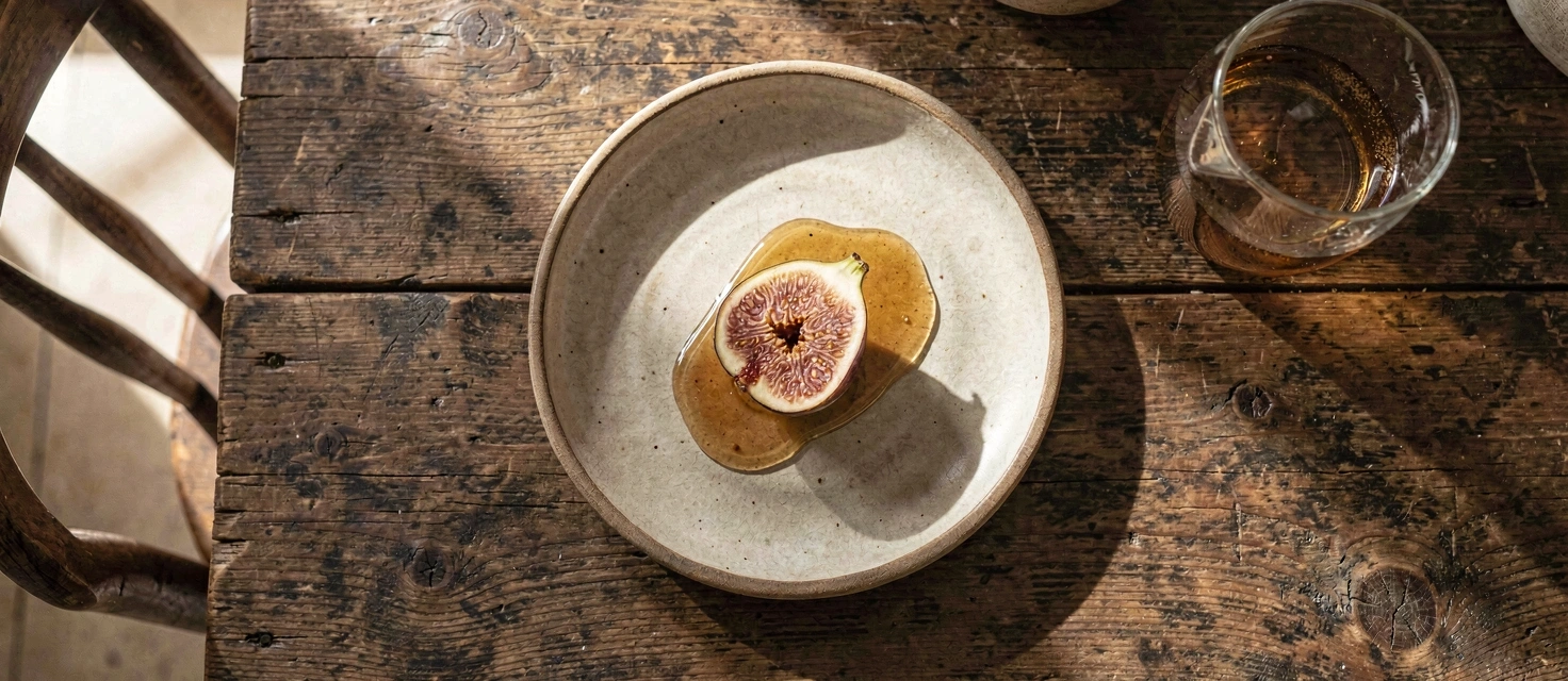 Mesa minimalista para refeição consciente